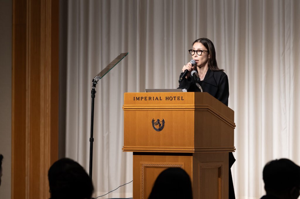 ニュース証券25周年記念セミナー東京会場で司会を務める水野美紀氏